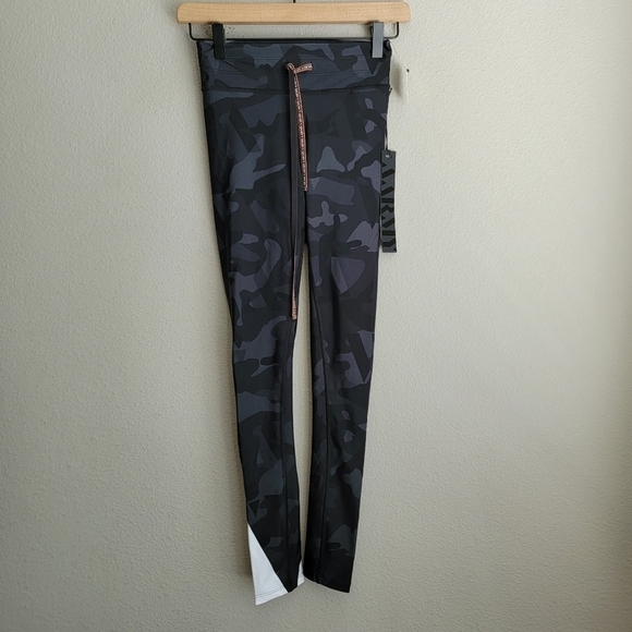 AARMY Chelsea Camo Print Leggings in Black size XS NWT - Picture 2 of 8